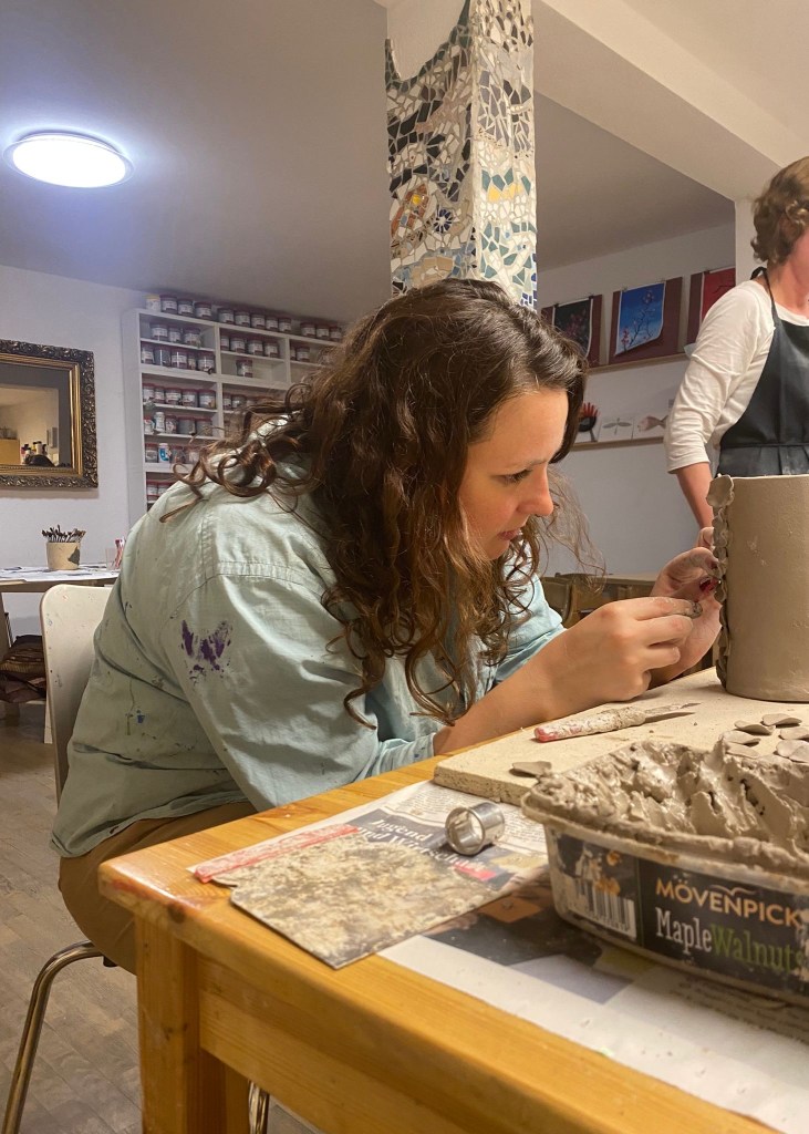 Bild Frau beim Töpfern